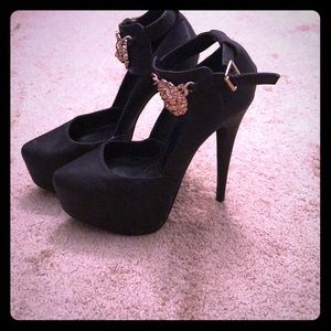 Extra high black pump with gold detail